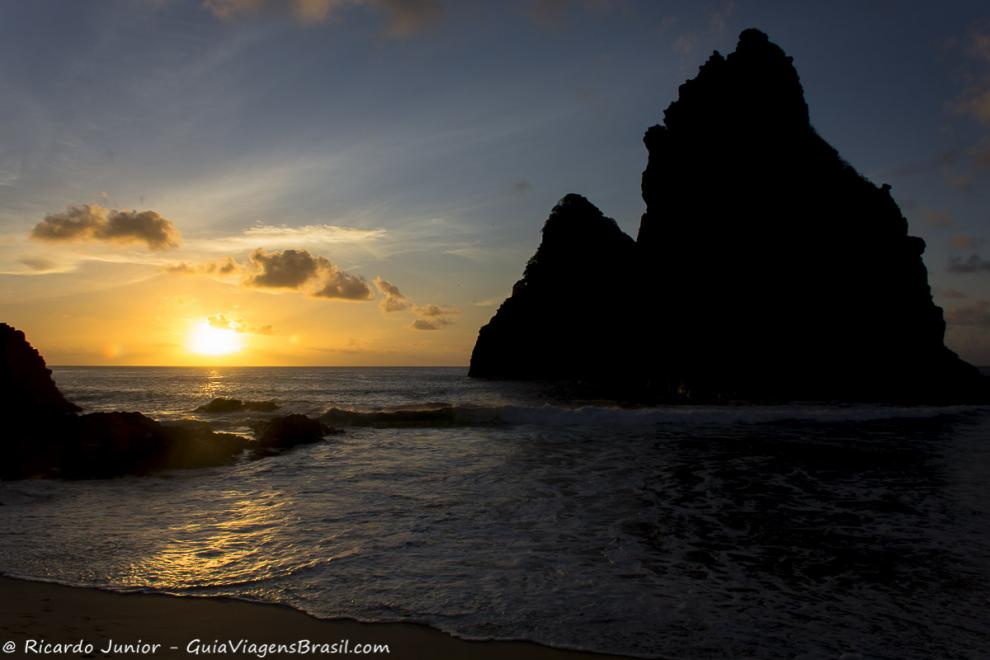 Imagem do por do sol com céu colorido e lindo em Fernando de Noronha.